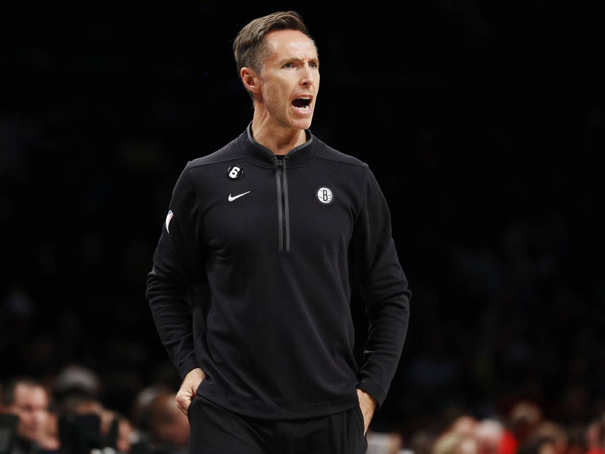 Steve Nash brüllt im NBA-Spiel gegen die Toronto Raptors Anweisungen auf den Platz. Nash ist nicht länger Trainer der Brooklyn Nets.