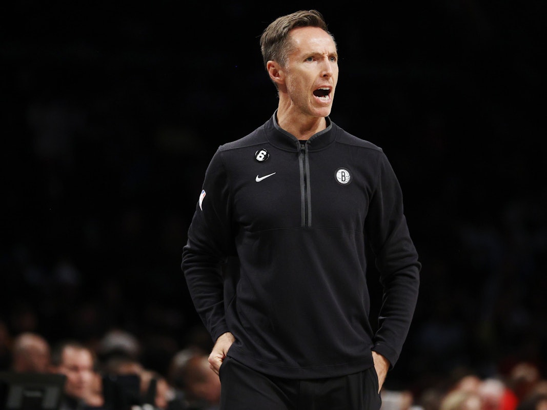 Steve Nash brüllt im NBA-Spiel gegen die Toronto Raptors Anweisungen auf den Platz. Nash ist nicht länger Trainer der Brooklyn Nets.