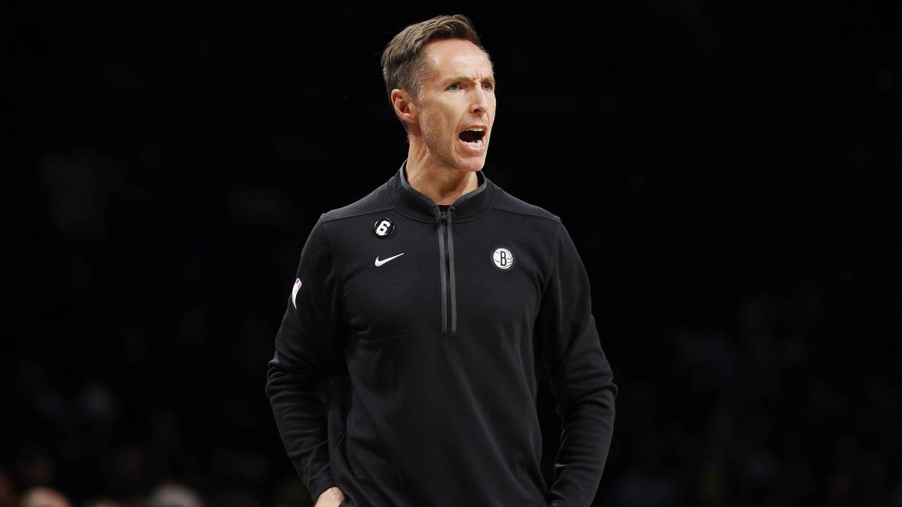Steve Nash brüllt im NBA-Spiel gegen die Toronto Raptors Anweisungen auf den Platz. Nash ist nicht länger Trainer der Brooklyn Nets.