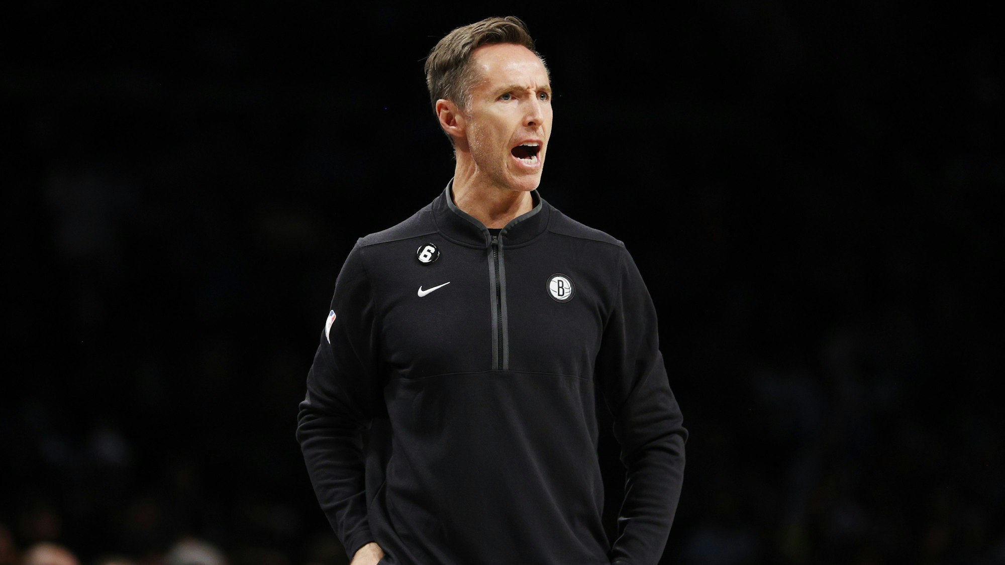 Steve Nash brüllt im NBA-Spiel gegen die Toronto Raptors Anweisungen auf den Platz. Nash ist nicht länger Trainer der Brooklyn Nets.