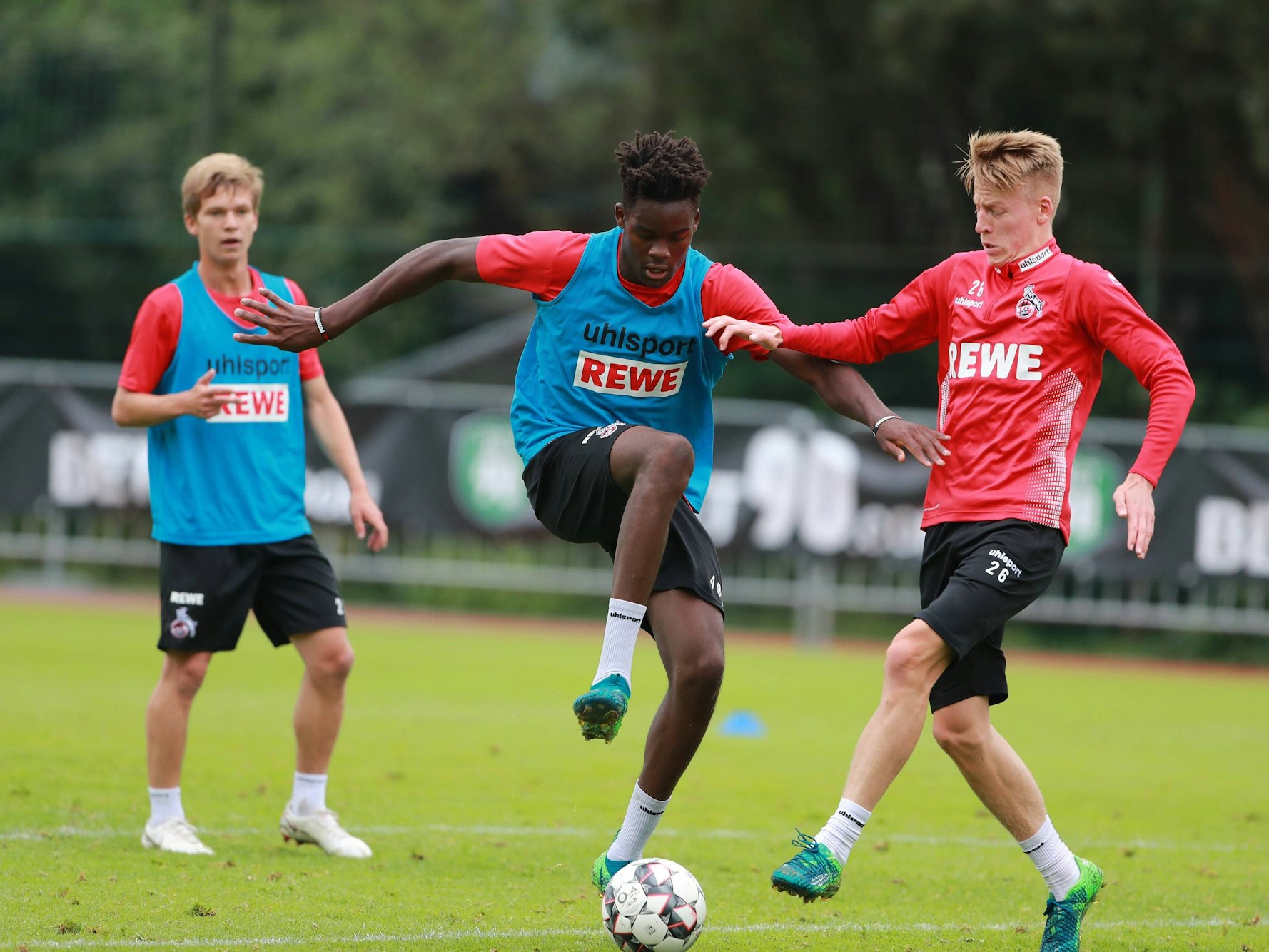 Yann Aurel Bisseck im Zweikampf mit Chris Führich.