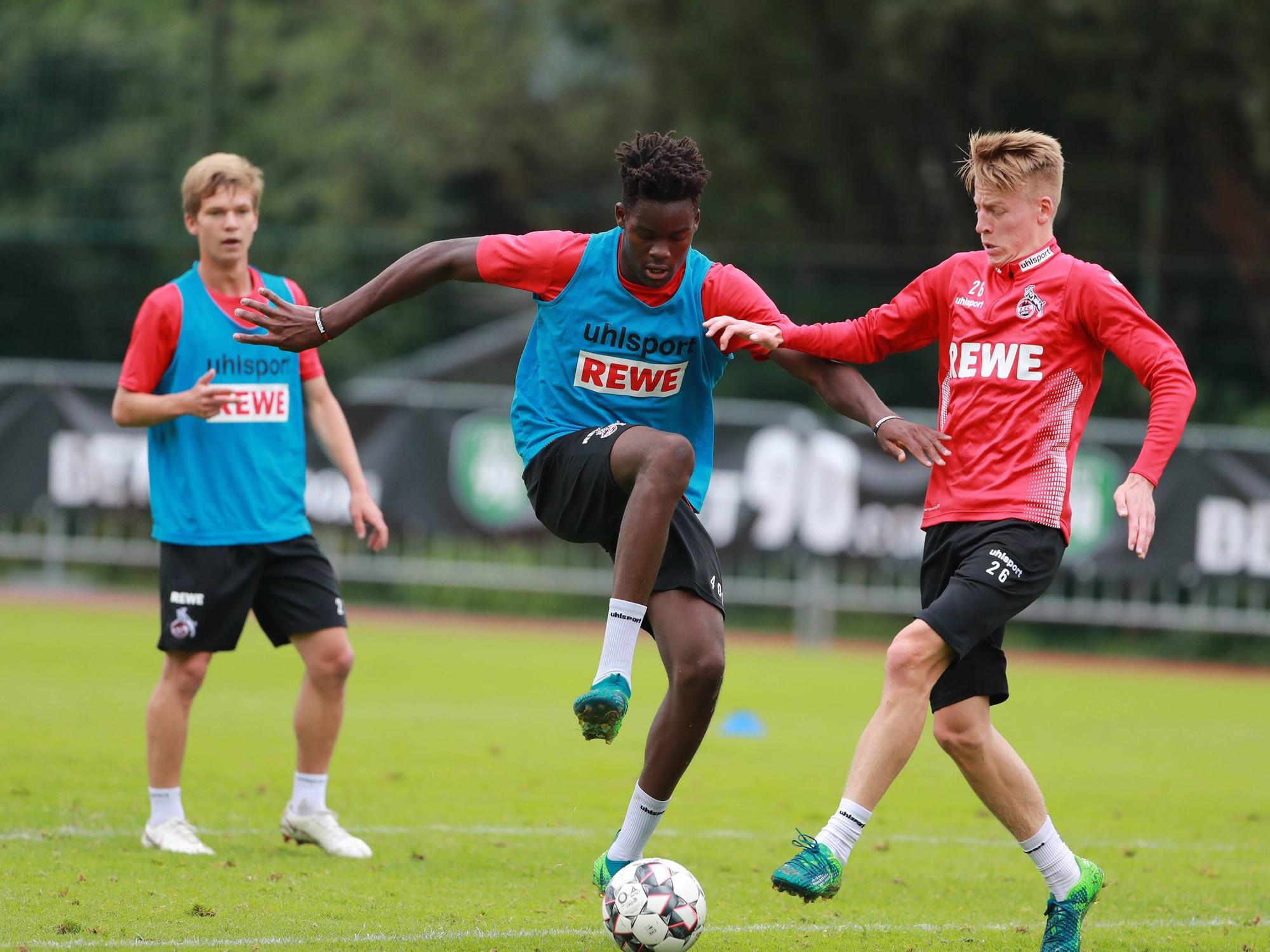 Yann Aurel Bisseck im Zweikampf mit Chris Führich.