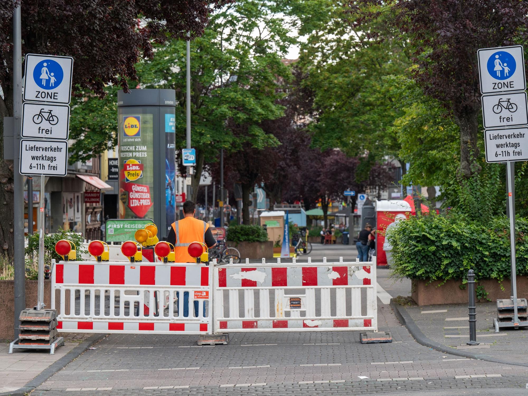 Straßen-Absperrungen an der Deutzer Freiheit in Köln