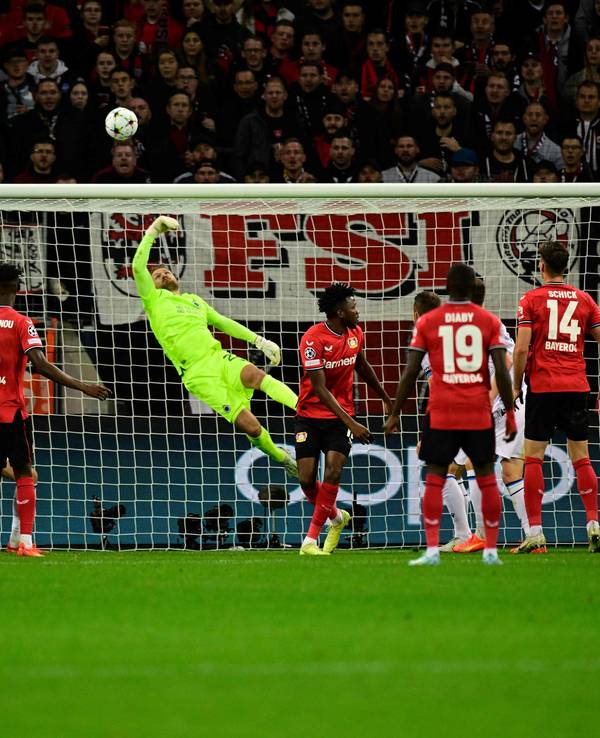 Brügge-Keeper Simon Mignolet entschärft einen Abschluss von Patrik Schick (Bayer Leverkusen).
