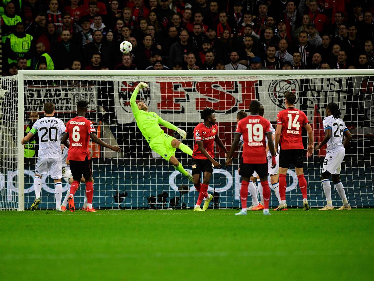 Brügge-Keeper Simon Mignolet entschärft einen Abschluss von Patrik Schick (Bayer Leverkusen).