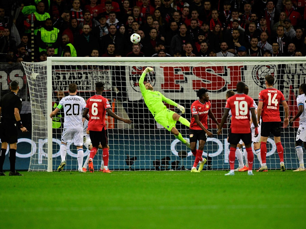 Brügge-Keeper Simon Mignolet entschärft einen Abschluss von Patrik Schick (Bayer Leverkusen).