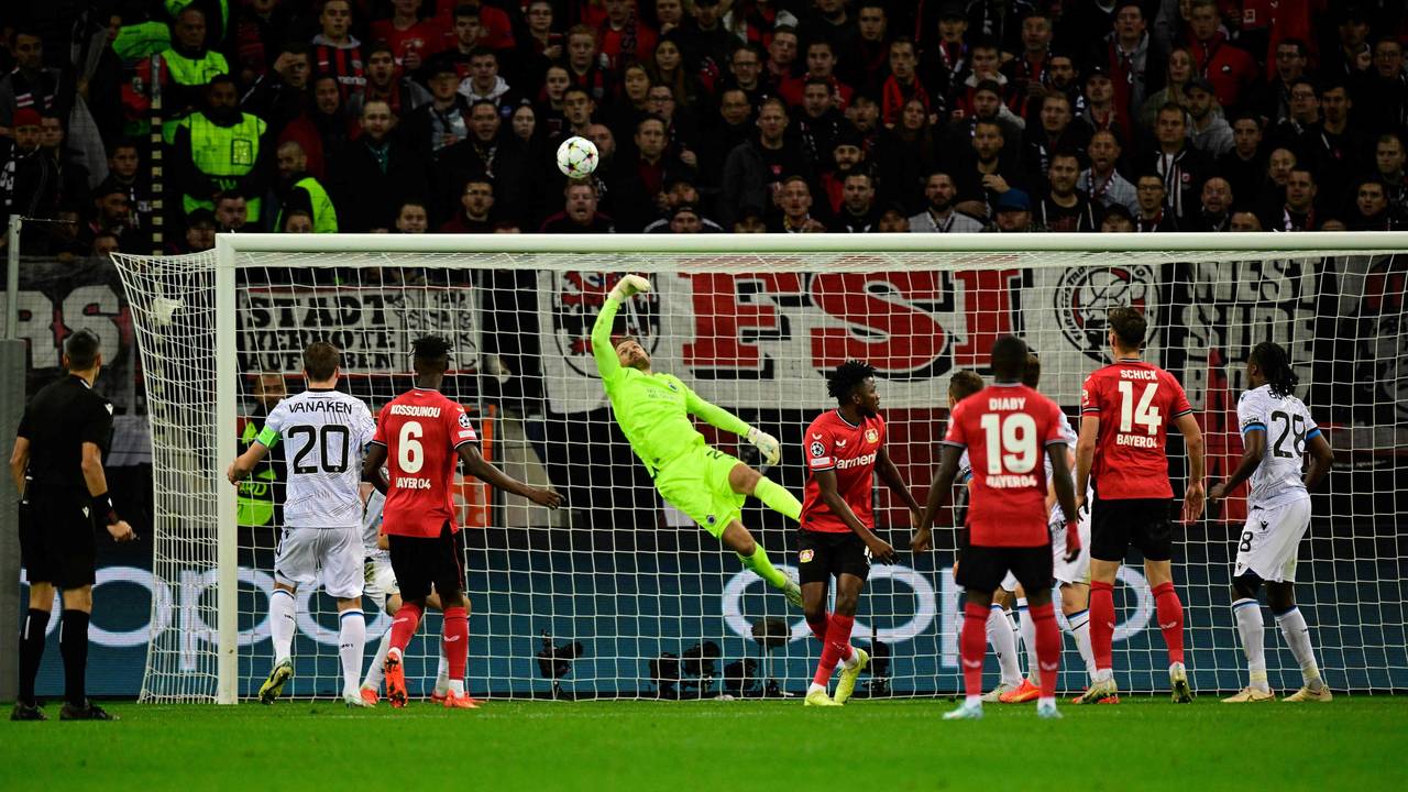 Brügge-Keeper Simon Mignolet entschärft einen Abschluss von Patrik Schick (Bayer Leverkusen).