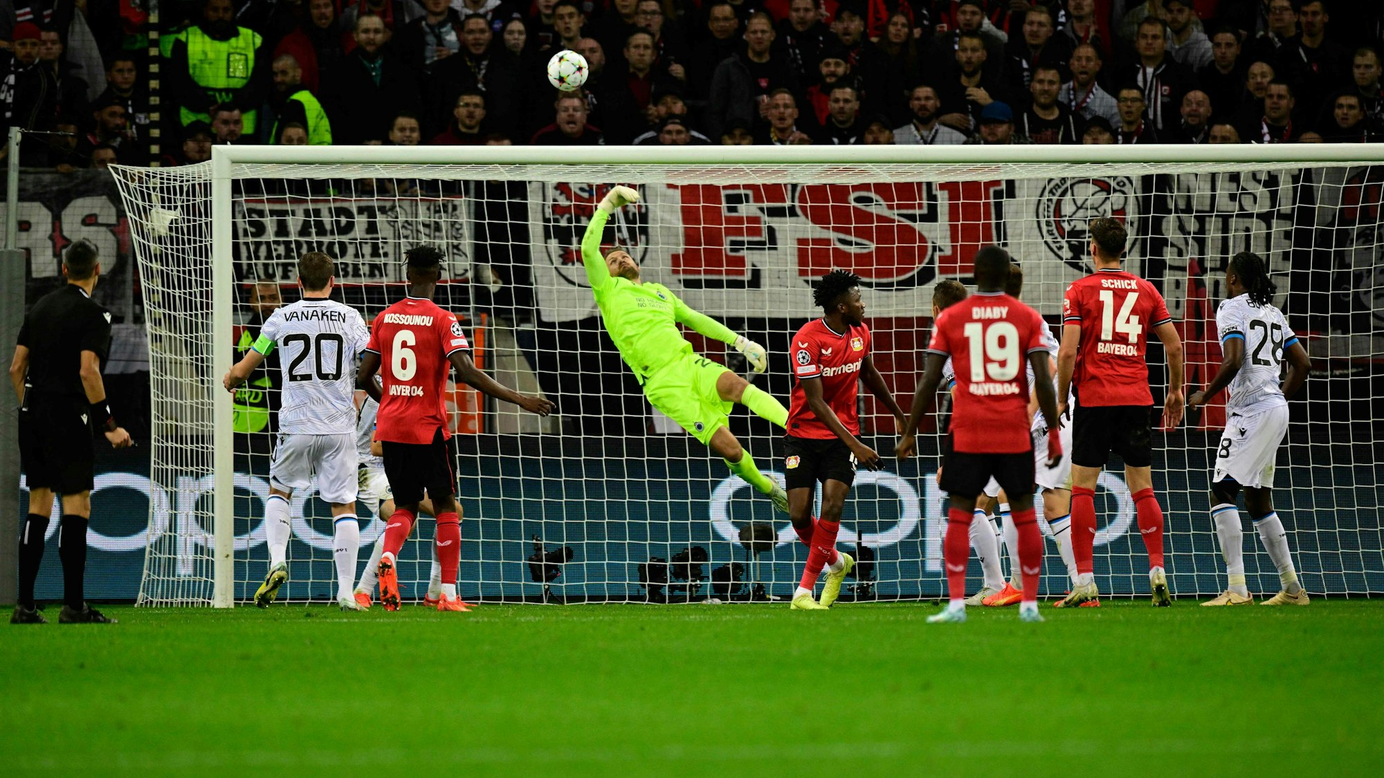 Brügge-Keeper Simon Mignolet entschärft einen Abschluss von Patrik Schick (Bayer Leverkusen).