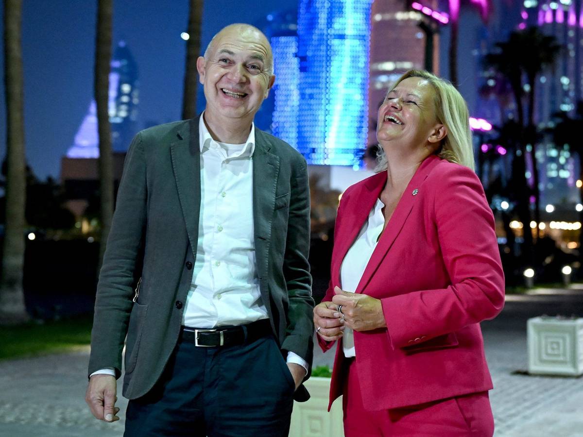 Innenministerin Nancy Faeser und DFB-Präsident Bernd Neuendorf während ihres Aufenthalts in Katar am 31. Oktober 2022 vor der Skyline in Doha.