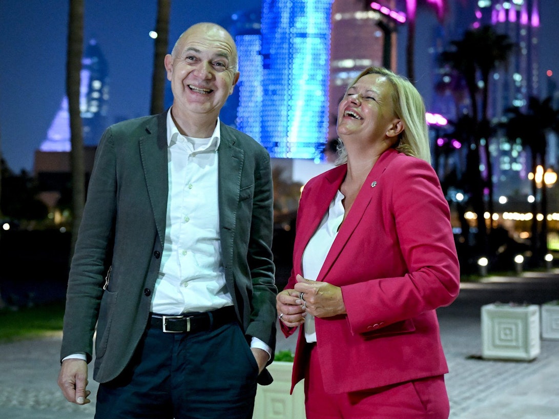 Innenministerin Nancy Faeser und DFB-Präsident Bernd Neuendorf während ihres Aufenthalts in Katar am 31. Oktober 2022 vor der Skyline in Doha.