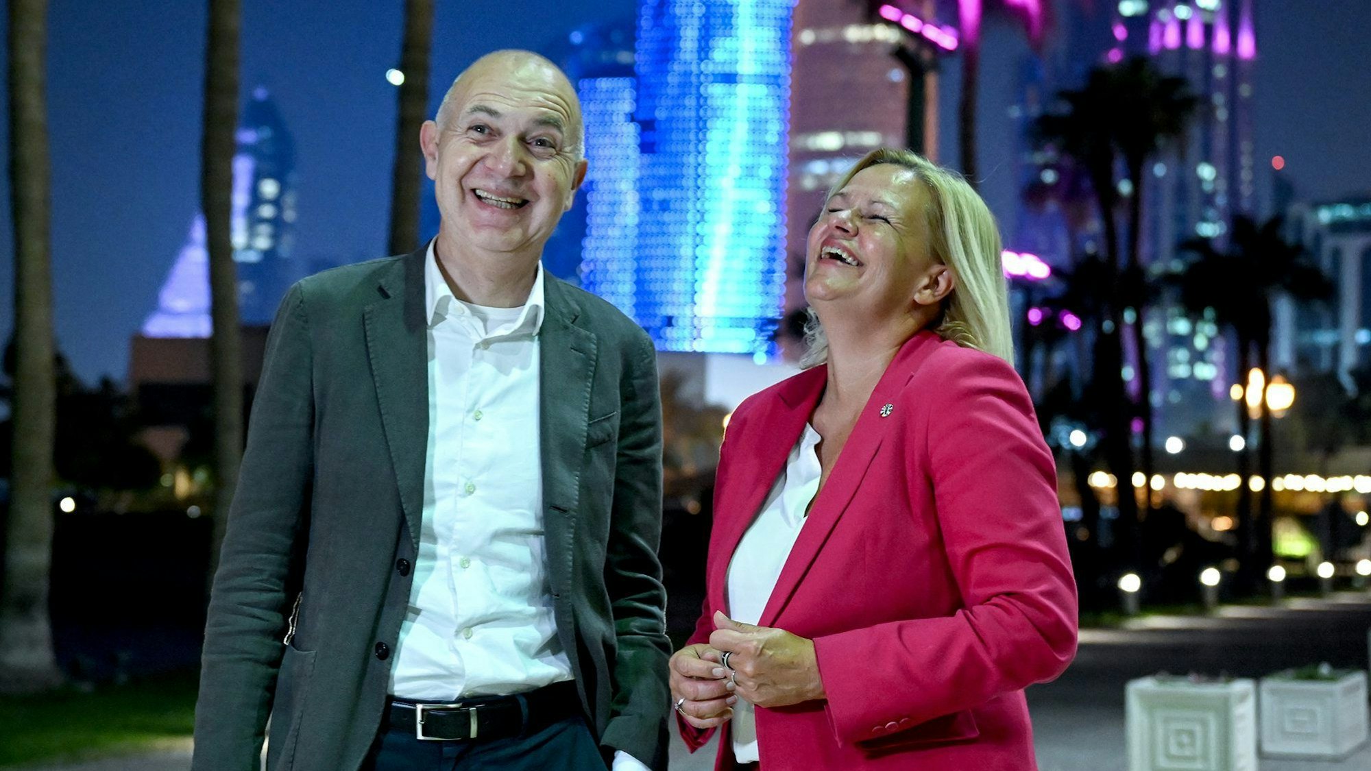 Innenministerin Nancy Faeser und DFB-Präsident Bernd Neuendorf während ihres Aufenthalts in Katar am 31. Oktober 2022 vor der Skyline in Doha.