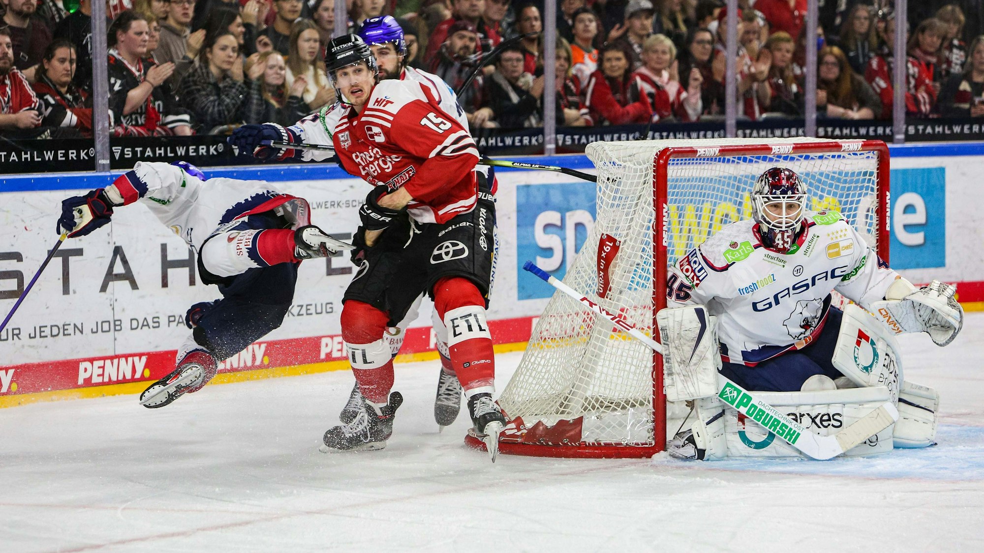 Louis-Marc Aubry im Spiel der Kölner Haie gegen die Eisbären Berlin im Zweikampf vor dem gegnerischen Tor
