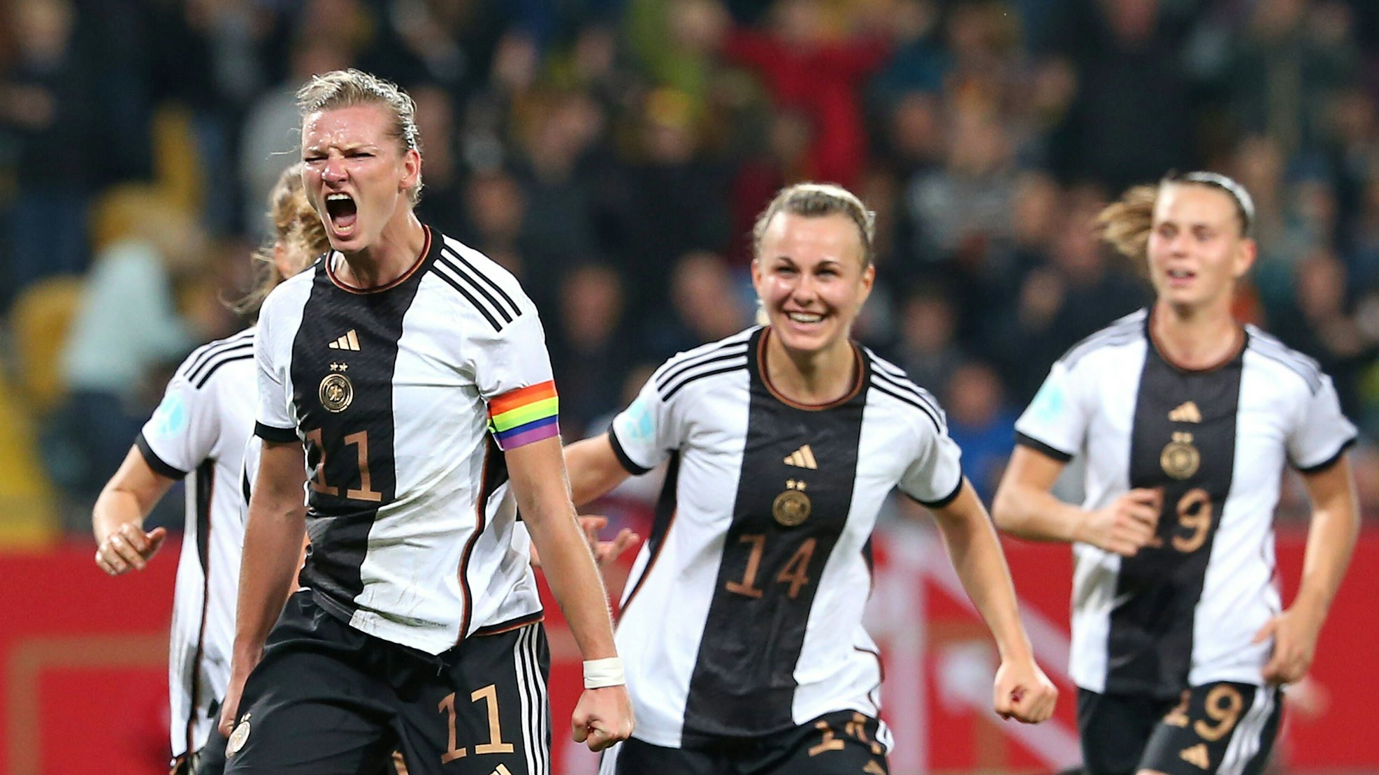 Alexandra Popp (l.) jubelt nach ihrem Tor gegen Frankreich.