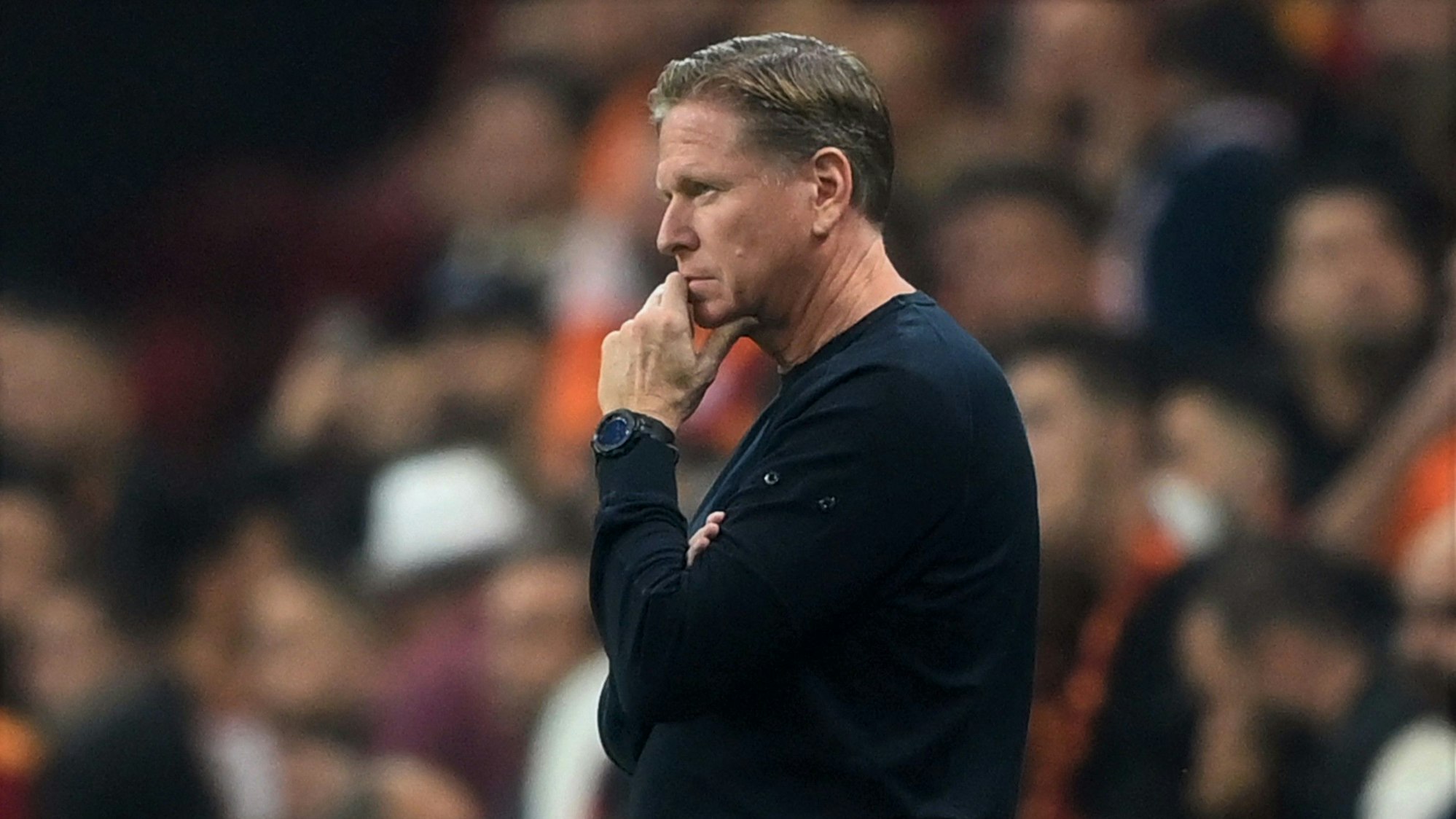 Markus Gisdol steht bei einem Spiel von Lokomotive Moskau nachdenklich am Seitenrand