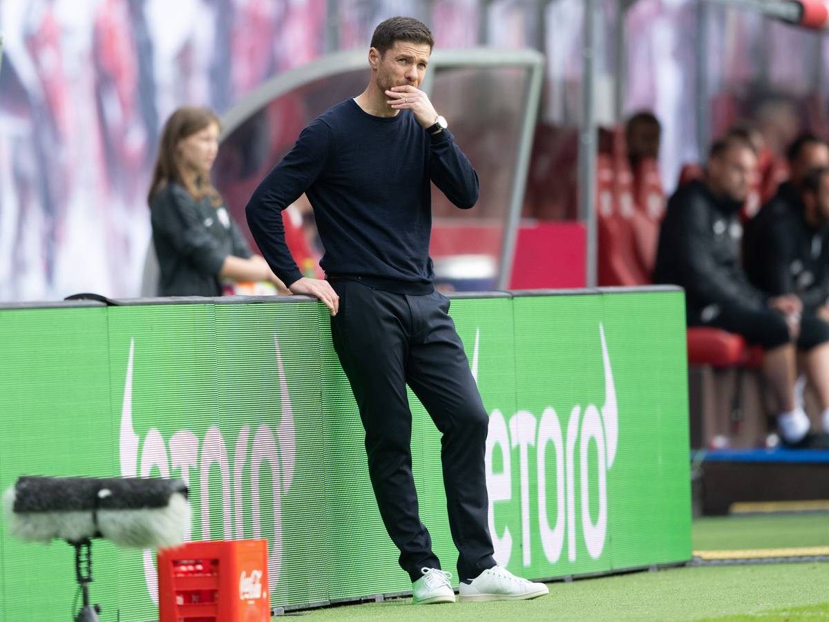 Bayer Leverkusens Trainer Xabi Alonso schaut nachdenklich aufs Spielfeld.
