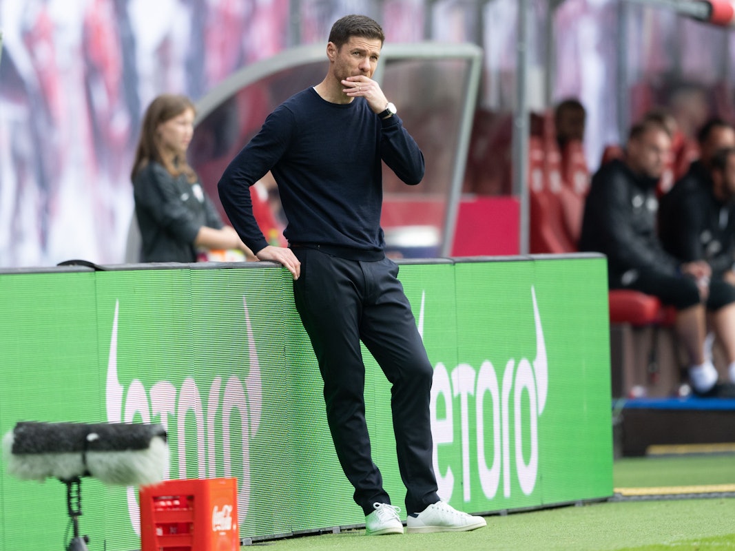Bayer Leverkusens Trainer Xabi Alonso schaut nachdenklich aufs Spielfeld.