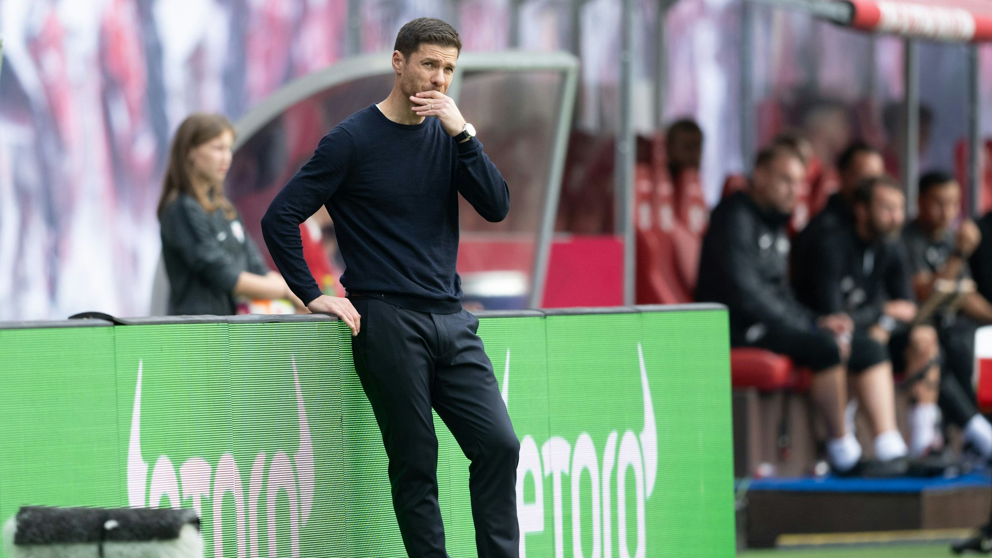 Bayer Leverkusens Trainer Xabi Alonso schaut nachdenklich aufs Spielfeld.