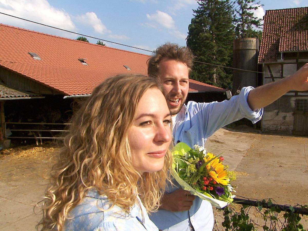 Milchbauer Arne aus Niedersachsen zeigt seiner Auserwählten Antje in der RTL-Kuppelshow „Bauer sucht Frau“ seinen Hof.