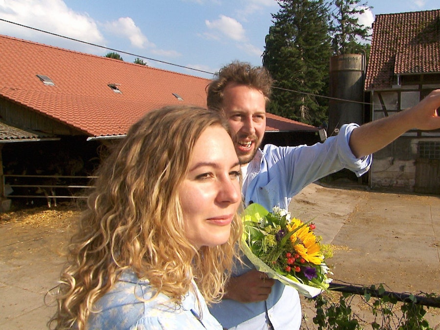 Milchbauer Arne aus Niedersachsen zeigt seiner Auserwählten Antje in der RTL-Kuppelshow „Bauer sucht Frau“ seinen Hof.