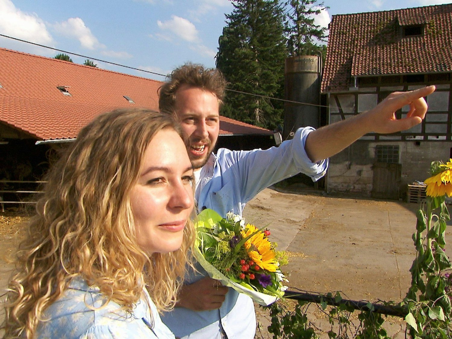 Milchbauer Arne aus Niedersachsen zeigt seiner Auserwählten Antje in der RTL-Kuppelshow „Bauer sucht Frau“ seinen Hof.