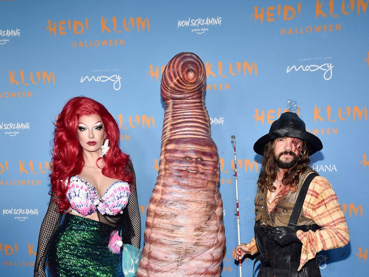 Heidi Klum posiert am 31. Oktober 2022 als Wurm mit Ehemann Tom Kaulitz (rechts) und dessen Bruder Bill Kaulitz auf Klums 21. jährliche Halloween-Party im Sake No Hana im Moxy Lower East Side in New York.