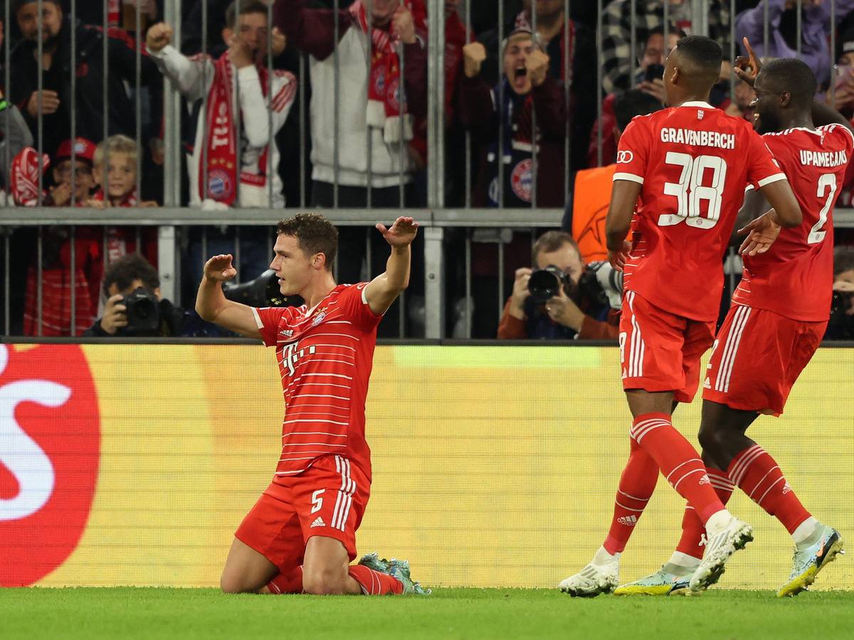 Benjamin Pavard jubelt über ein Tor für den FC Bayern in der Champions League.