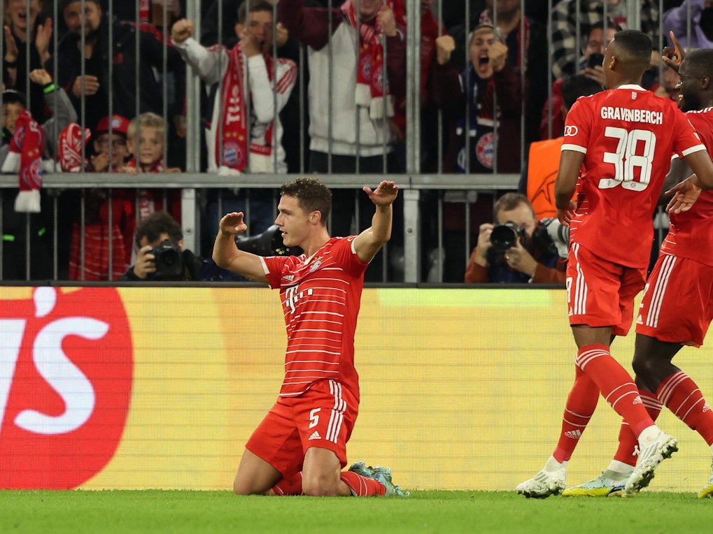 Benjamin Pavard jubelt über ein Tor für den FC Bayern in der Champions League.