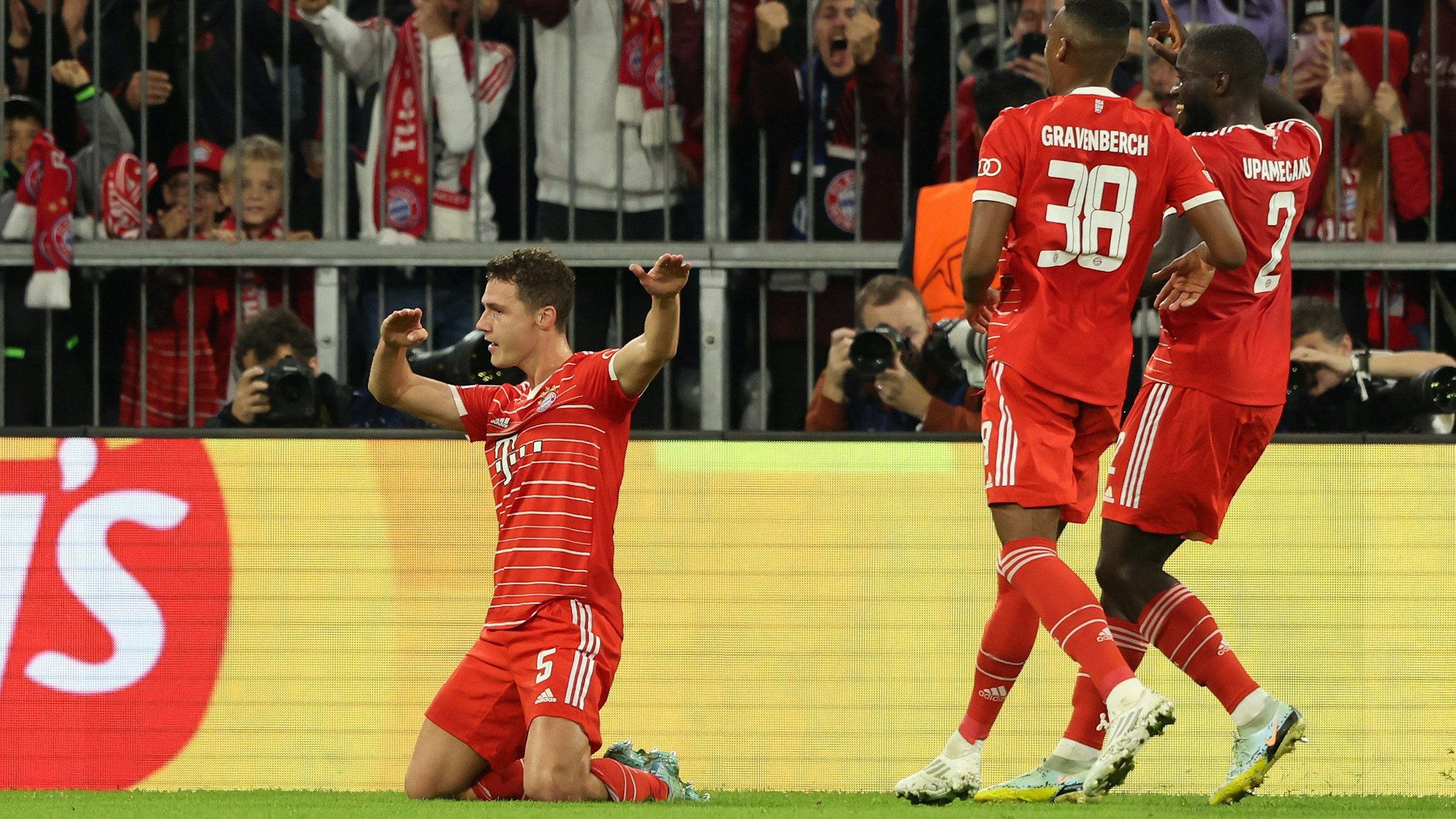 Benjamin Pavard jubelt über ein Tor für den FC Bayern in der Champions League.