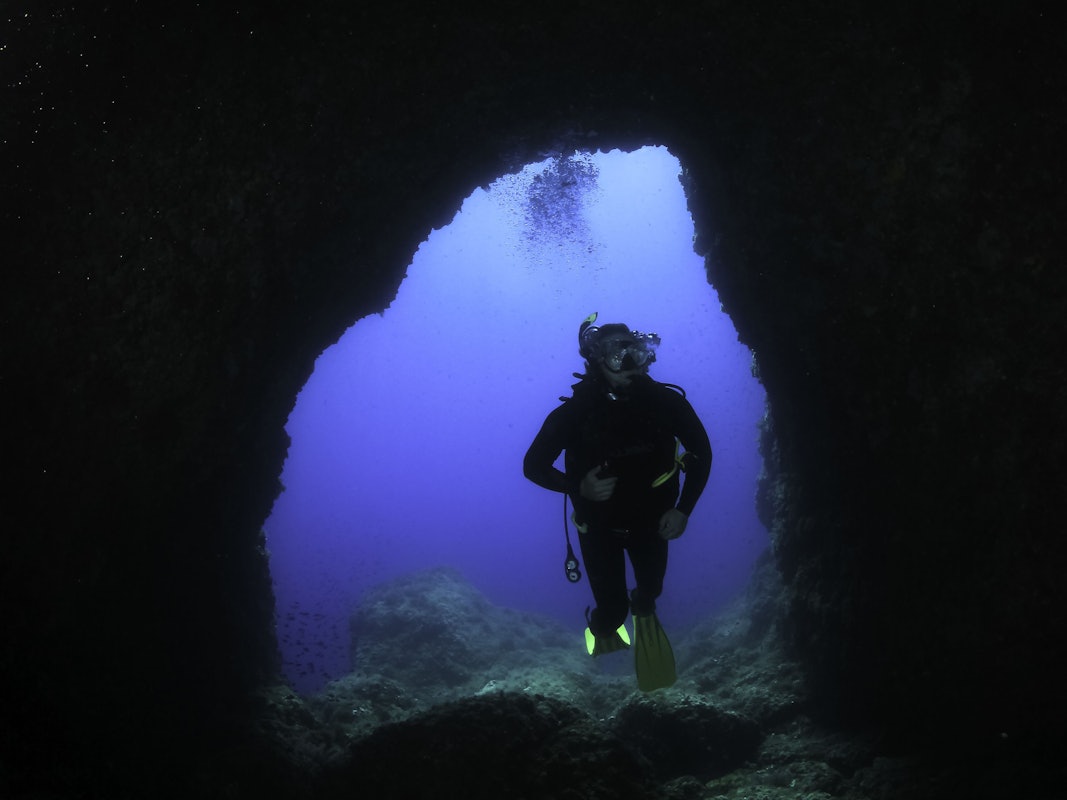 Ein Taucher in einer Unterwasserhöhle auf Mallorca.