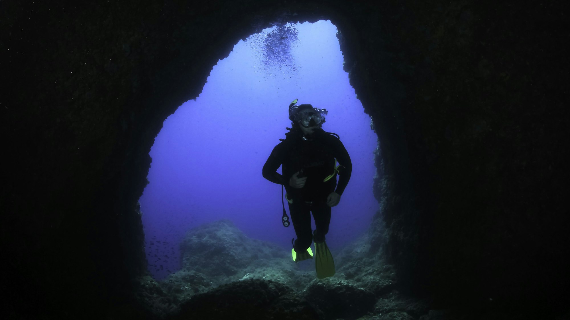 Ein Taucher in einer Unterwasserhöhle auf Mallorca.