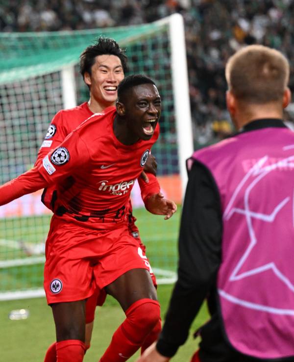 Riesen-Jubel bei Eintracht Frankfurt nach dem entscheidenden Tor von Randal Kolo Muani beim starken Sieg im Gruppen-Finale bei Sporting Lissabon.