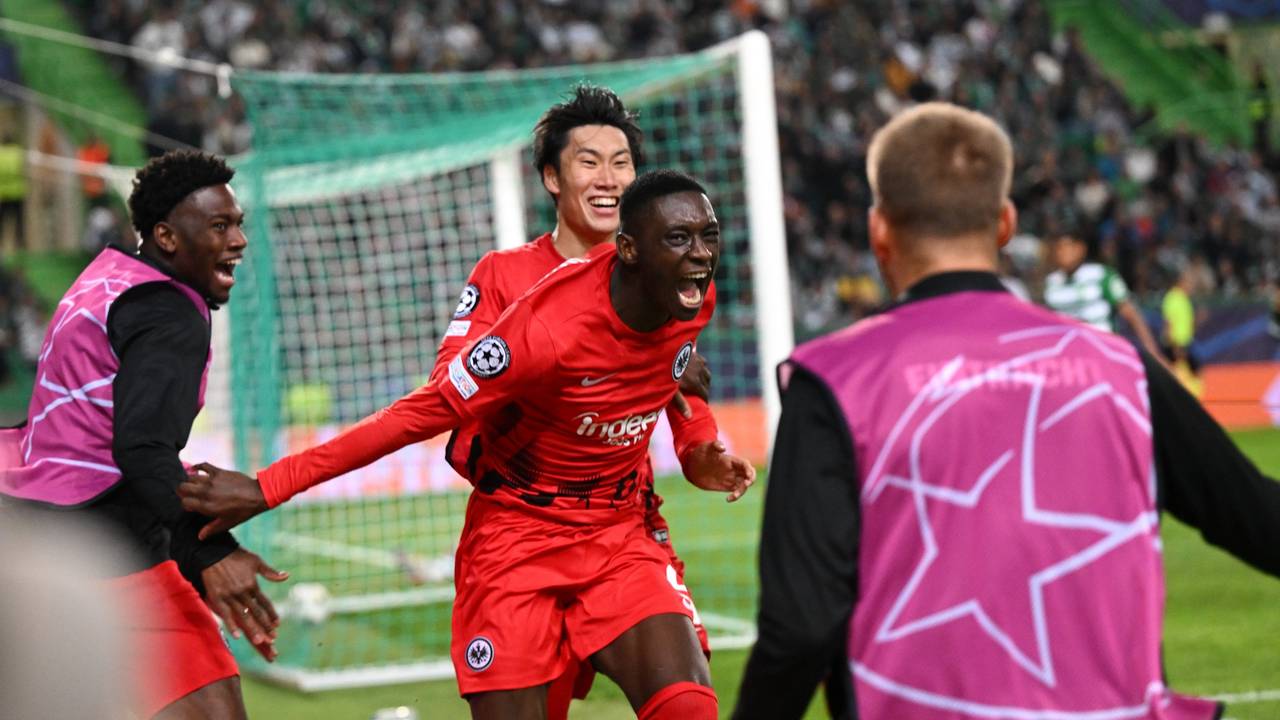 Riesen-Jubel bei Eintracht Frankfurt nach dem entscheidenden Tor von Randal Kolo Muani beim starken Sieg im Gruppen-Finale bei Sporting Lissabon.