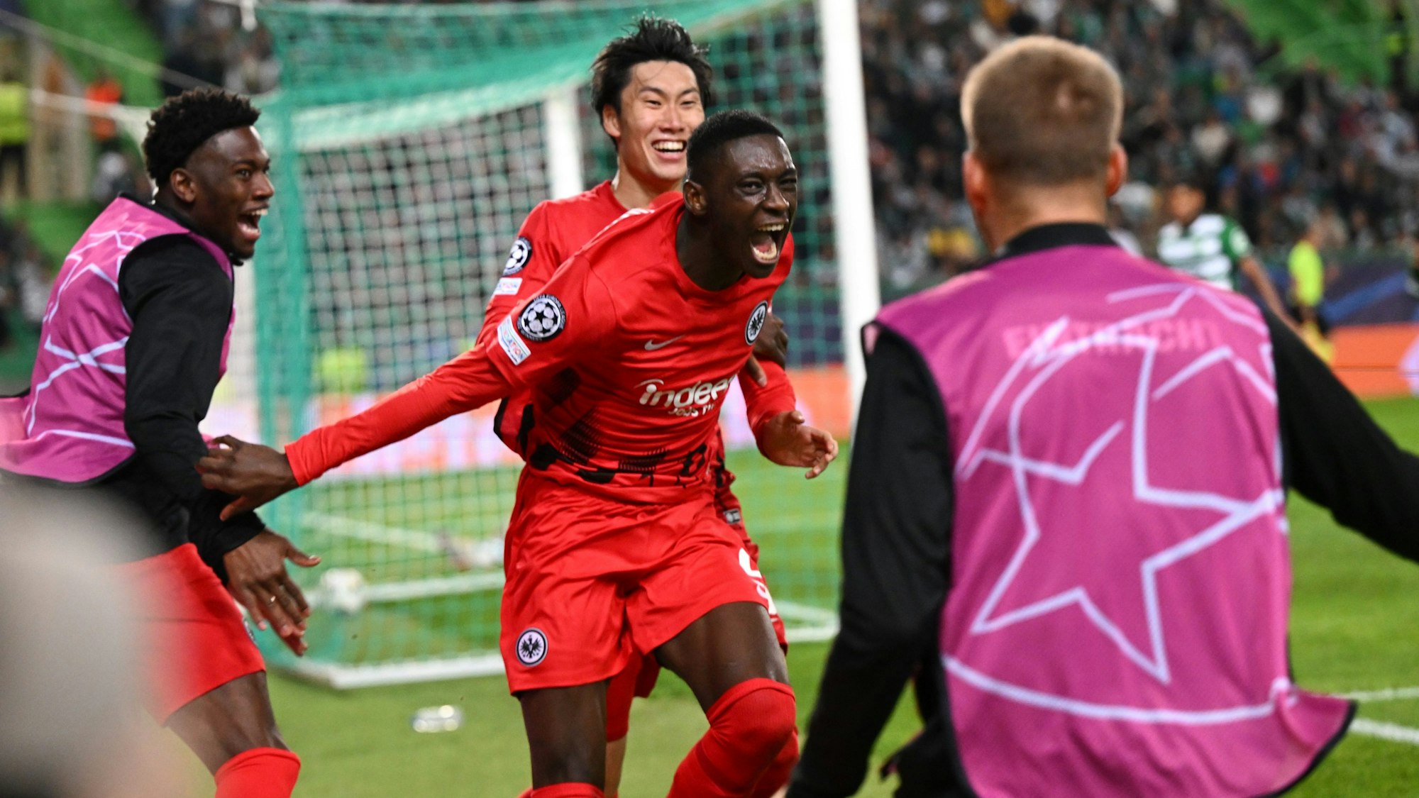 Riesen-Jubel bei Eintracht Frankfurt nach dem entscheidenden Tor von Randal Kolo Muani beim starken Sieg im Gruppen-Finale bei Sporting Lissabon.