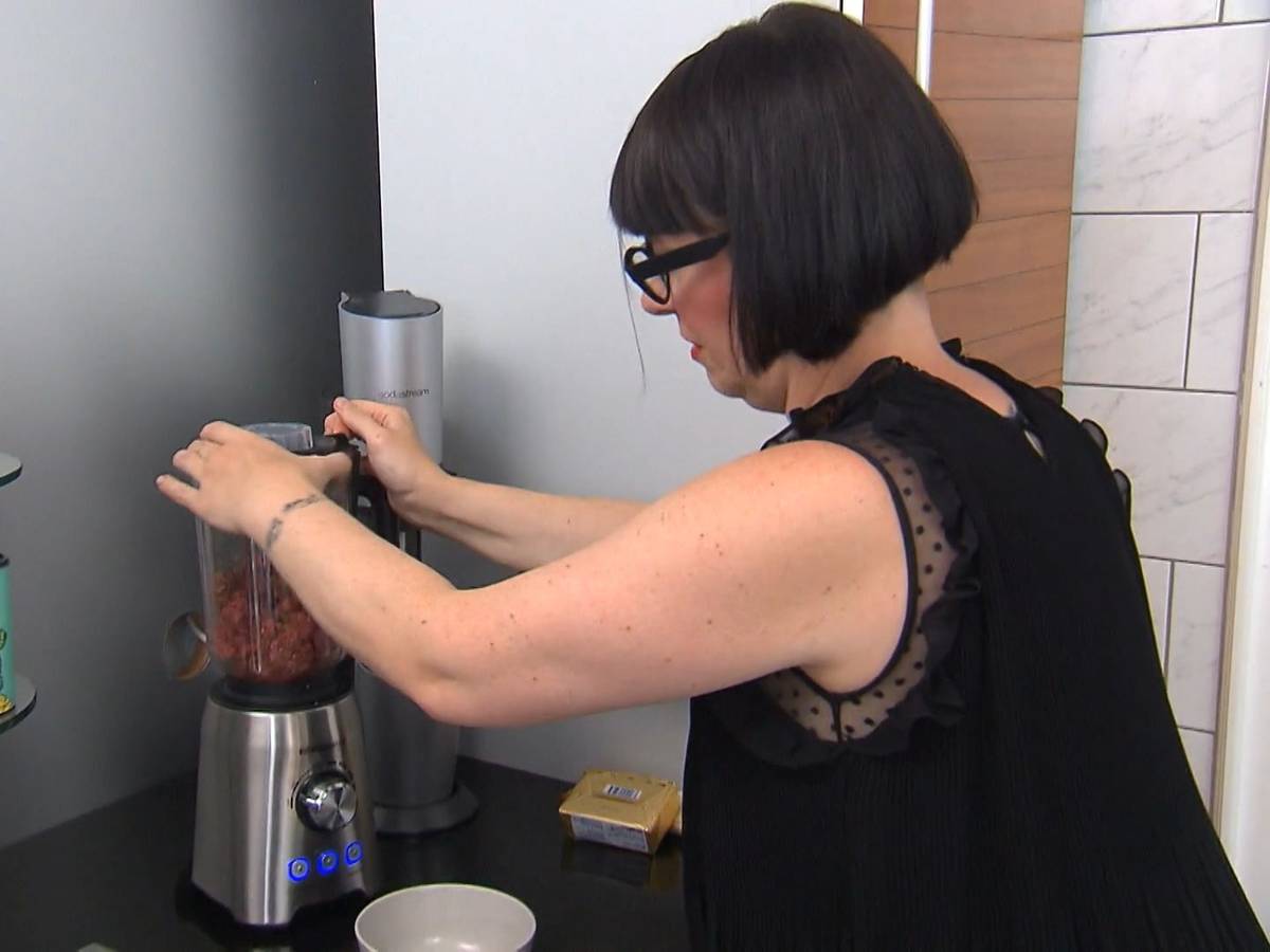 „Das perfekte Dinner“-Kandidatin Sabine während der Vorbereitungen ihrer Vorspeise.