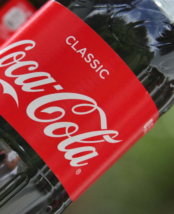 Diese alten Cola-Flaschen (hier auf einem Archivbild aus dem Jahr 2017) gehören der Vergangenheit an: Seit neuestem werden Flaschen mit verbundenem Deckel verkauft, sogenannten „Tethered Caps“. Sie gehören spätestens ab 2024 überall zum Alltag.