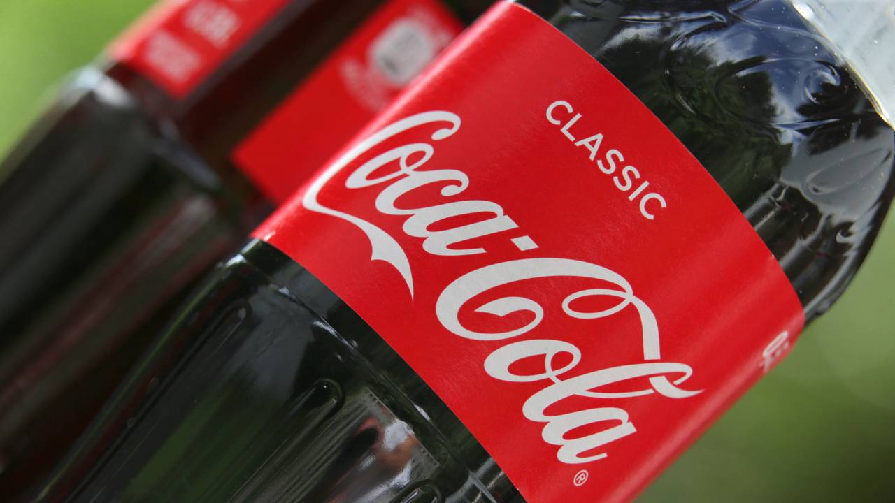 Diese alten Cola-Flaschen (hier auf einem Archivbild aus dem Jahr 2017) gehören der Vergangenheit an: Seit neuestem werden Flaschen mit verbundenem Deckel verkauft, sogenannten „Tethered Caps“. Sie gehören spätestens ab 2024 überall zum Alltag.