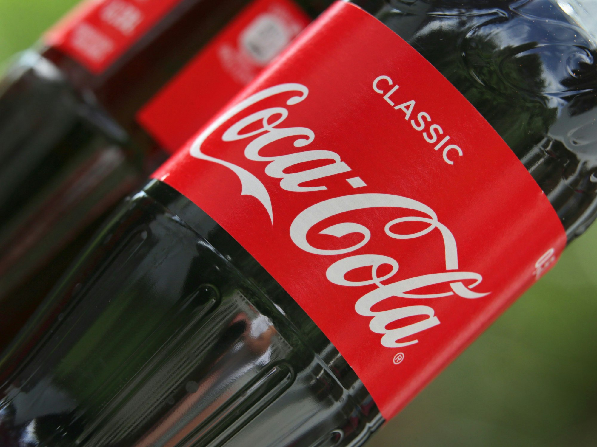 Diese alten Cola-Flaschen (hier auf einem Archivbild aus dem Jahr 2017) gehören der Vergangenheit an: Seit neuestem werden Flaschen mit verbundenem Deckel verkauft, sogenannten „Tethered Caps“. Sie gehören spätestens ab 2024 überall zum Alltag.