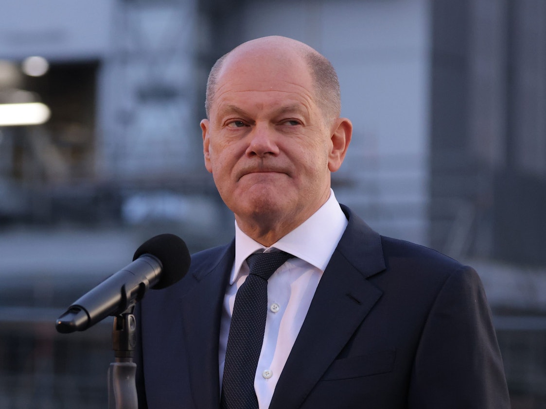 Die Bundesregierung will die Gaspreisbremse wohl doch vorziehen. Das Foto zeigt Kanzler Olaf Scholz am 1. November in Schwarzheide beim Besuch eines BASF-Werks.