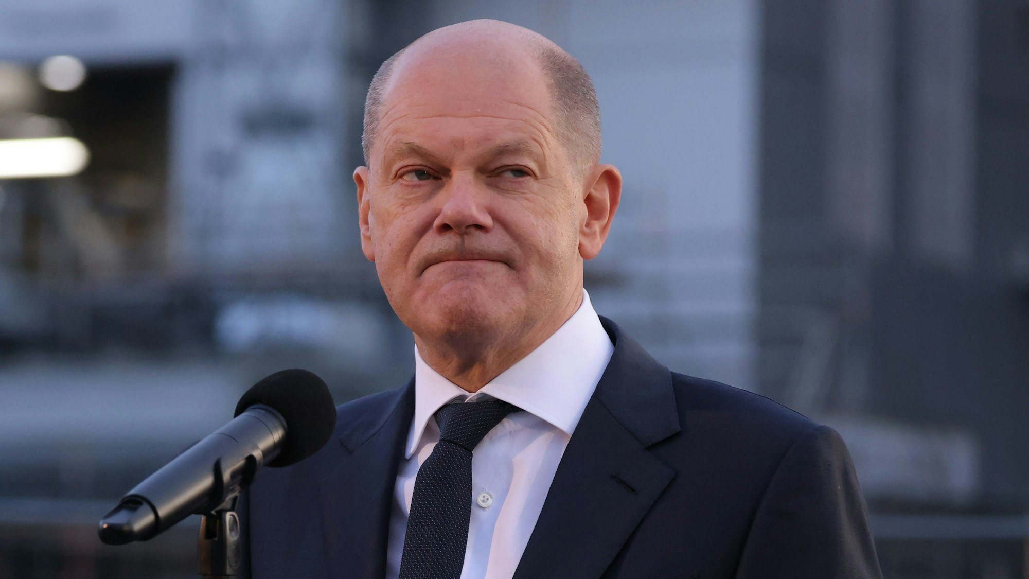 Die Bundesregierung will die Gaspreisbremse wohl doch vorziehen. Das Foto zeigt Kanzler Olaf Scholz am 1. November in Schwarzheide beim Besuch eines BASF-Werks.