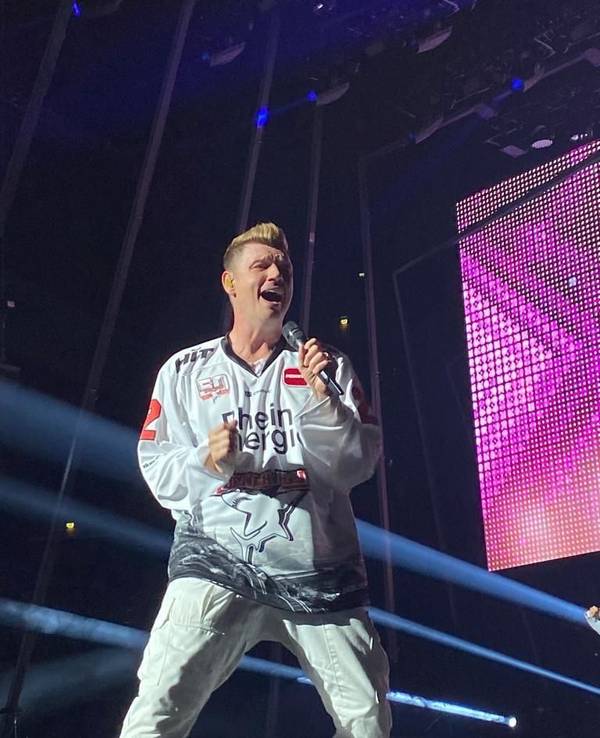 Die Backstreet Boys in der Lanxess-Arena. Die Zugabe sangen Nick Carter und Co. im Trikot der Kölner Haie.