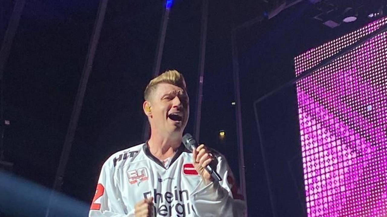 Die Backstreet Boys in der Lanxess-Arena. Die Zugabe sangen Nick Carter und Co. im Trikot der Kölner Haie.