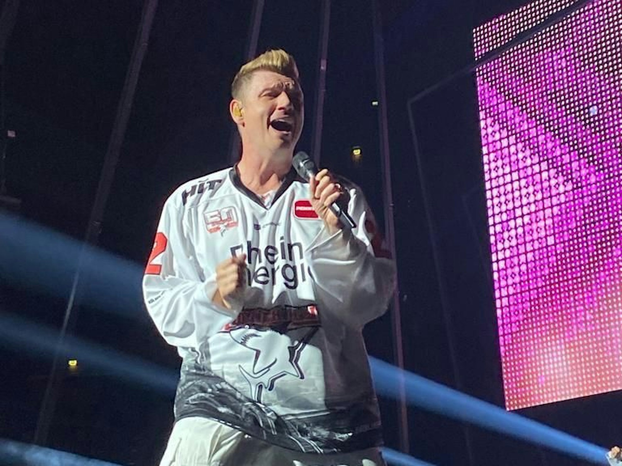 Die Backstreet Boys in der Lanxess-Arena. Die Zugabe sangen Nick Carter und Co. im Trikot der Kölner Haie.