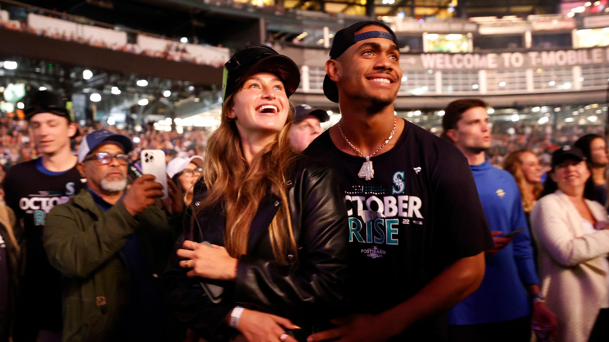 Jordyn Huitema und Julio Rodriguez beobachten im Stadion der Seattle Mariners ein Feuerwerk am 30. September 2022.