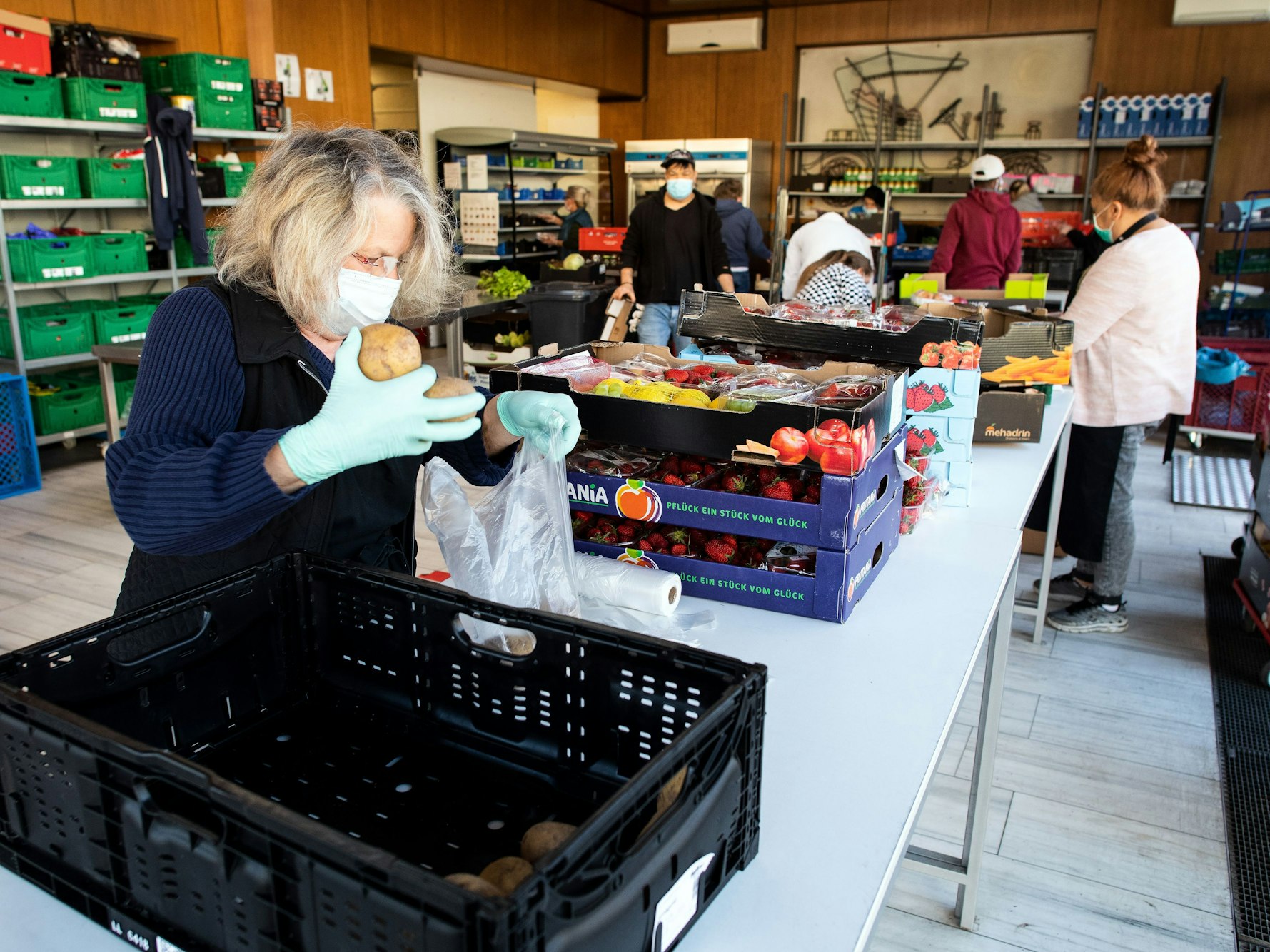 Mitarbeiterinnen von der Tafel Dormagen e.V. bereiten Lebensmittel zur Verteilung vor.