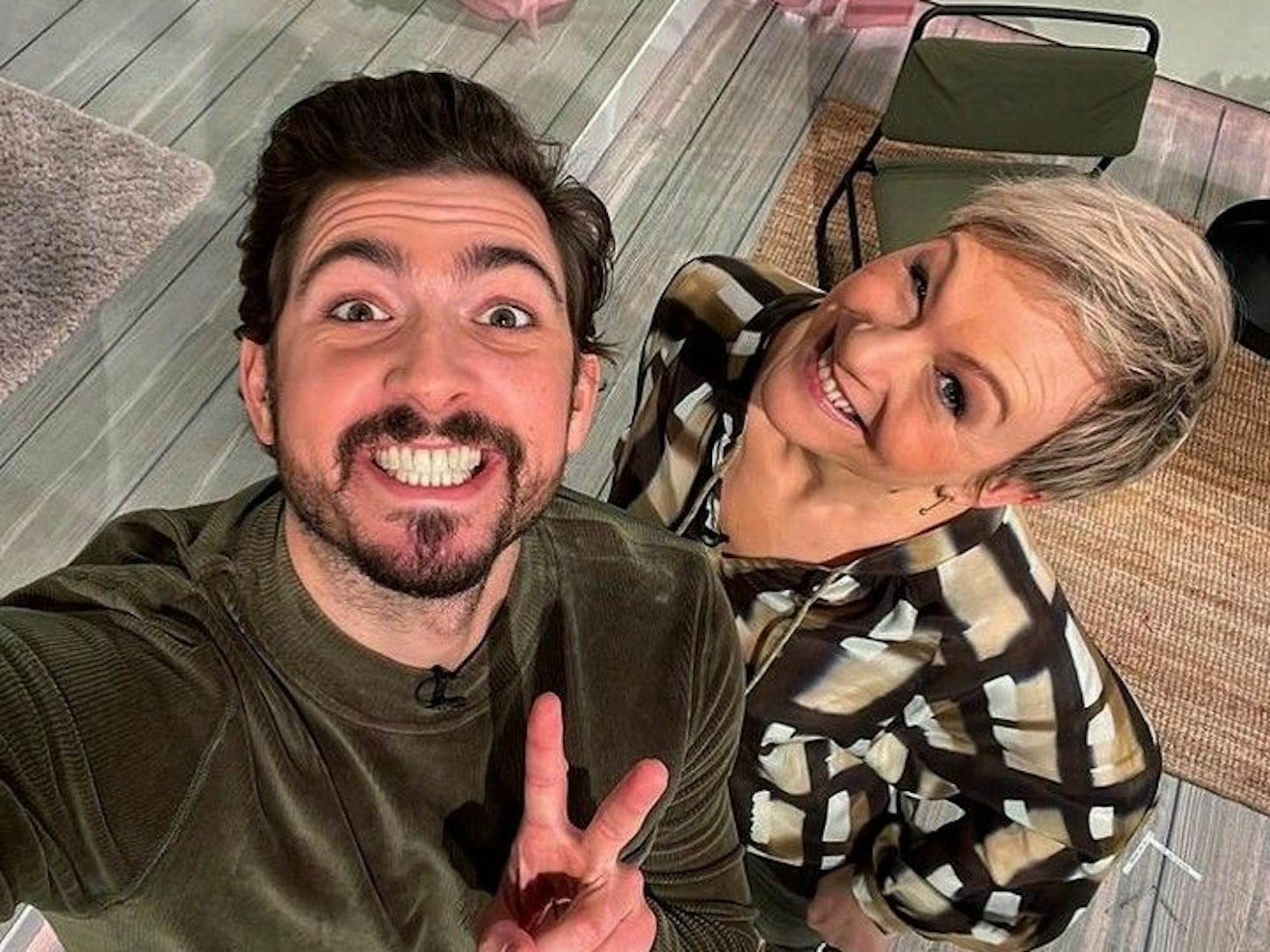 Die Moderatoren Chris Wackert und Karen Heinrichs auf einem Instagram-Selfie vom Januar 2022 im Studio von Sat.1-„Frühstücksfernsehen“-Studio.