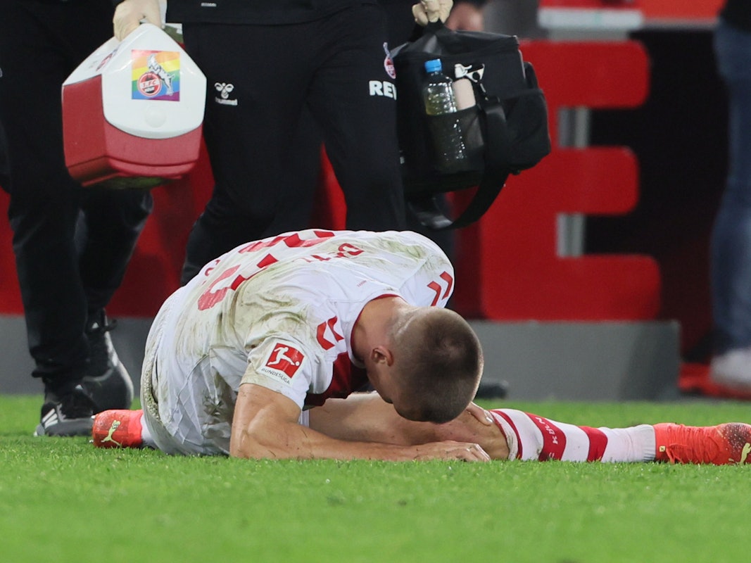Florian Dietz krümmt sich vor Schmerzen am Boden.