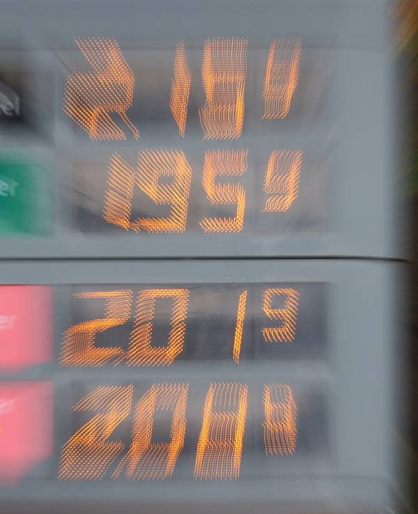 Der ADAC warnt vor hohen Preisen an den Tankstellen. Unser Foto zeigt Preise für Diesel und Benzin auf einer Tafel vor einer Tankstelle.