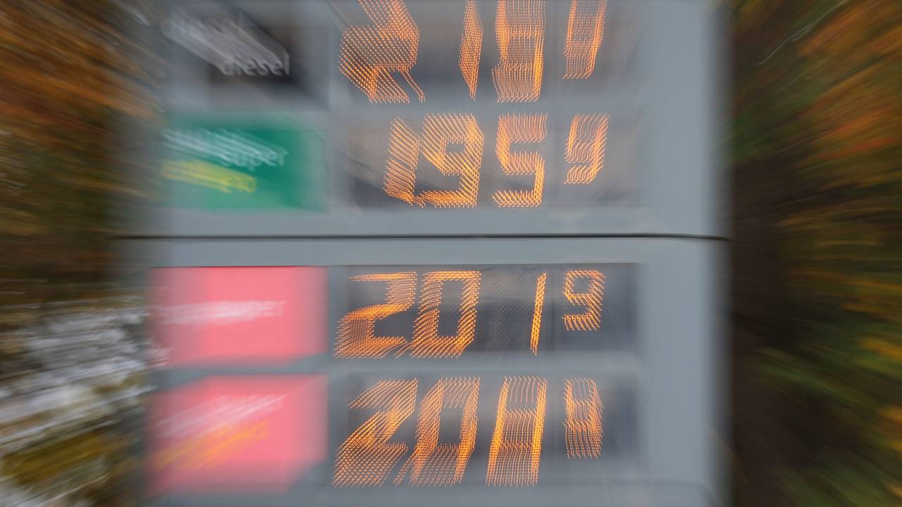 Der ADAC warnt vor hohen Preisen an den Tankstellen. Unser Foto zeigt Preise für Diesel und Benzin auf einer Tafel vor einer Tankstelle.