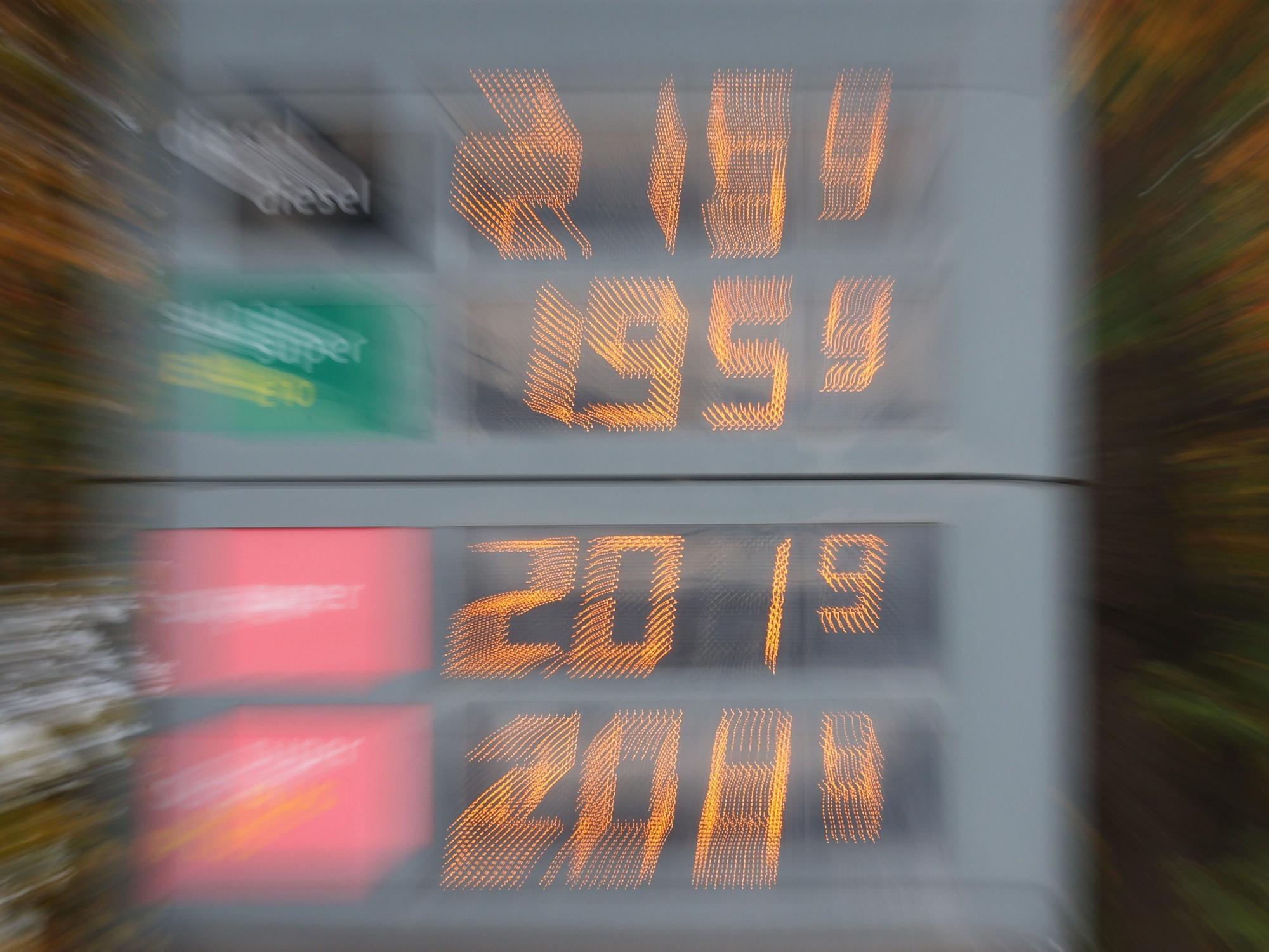 Der ADAC warnt vor hohen Preisen an den Tankstellen. Unser Foto zeigt Preise für Diesel und Benzin auf einer Tafel vor einer Tankstelle.