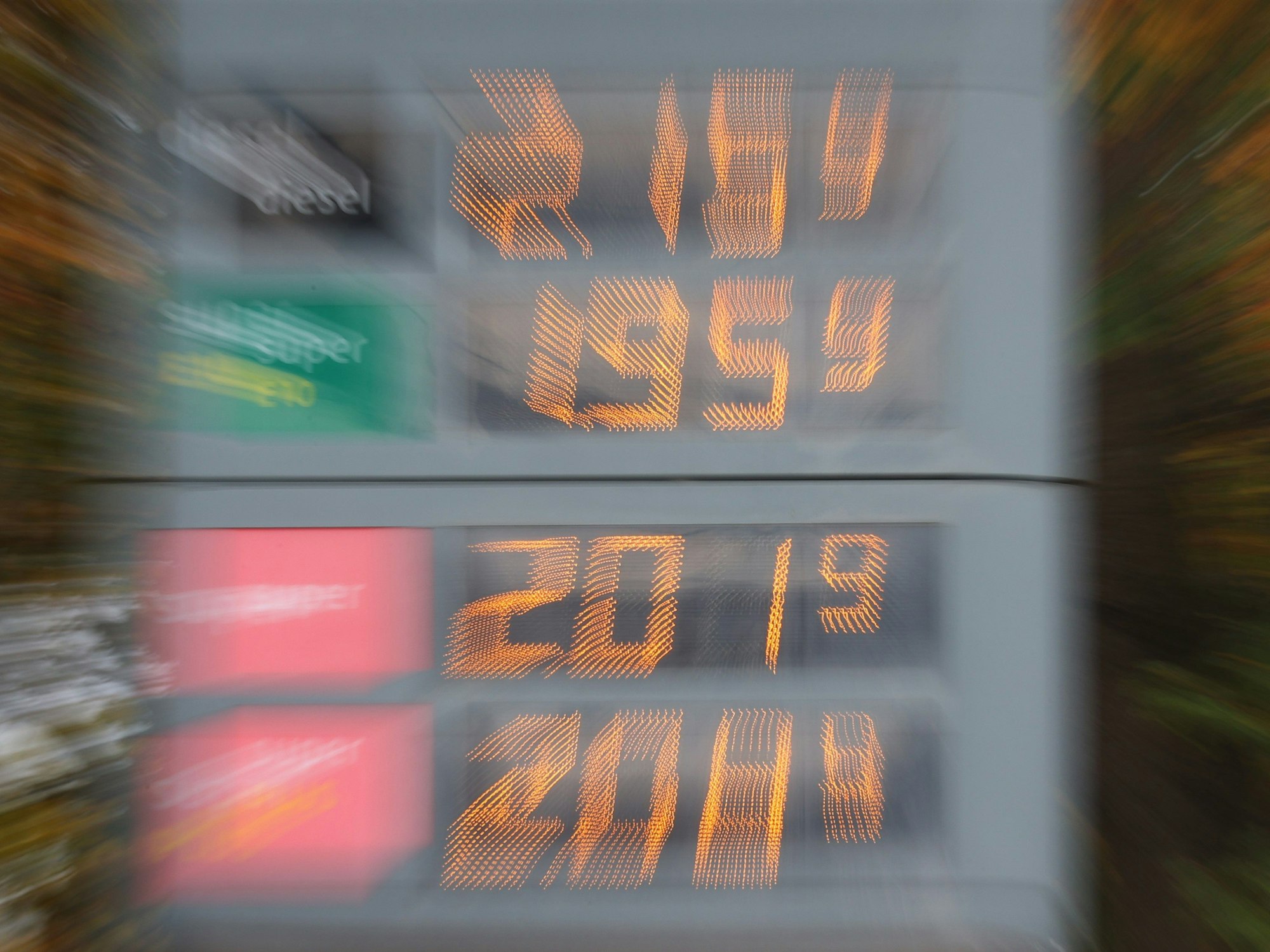 Der ADAC warnt vor hohen Preisen an den Tankstellen. Unser Foto zeigt Preise für Diesel und Benzin auf einer Tafel vor einer Tankstelle.
